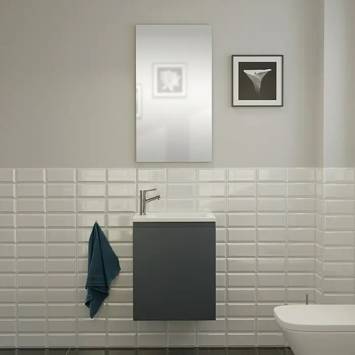 Camargue Espacio Waschtischunterschrank - 50 x 33 x 60 cm, Gama anthrazit matt - Ein modernes Badezimmer mit einem grauen Waschtischunterschrank, einem weißen Waschbecken und einer Armatur vor einer Wand mit weißen Fliesen.