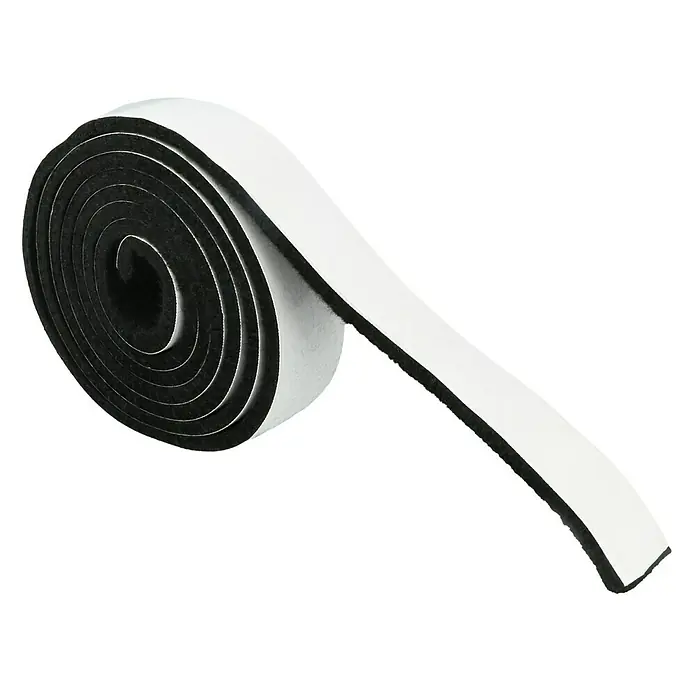 Kingstone Dichtungsband groß - Länge: 180 cm, Breite: 2,8 cm - Eine Rolle Dichtungsband mit schwarzem Schaumstoff und weißem Klebestreifen vor schwarzem Hintergrund.