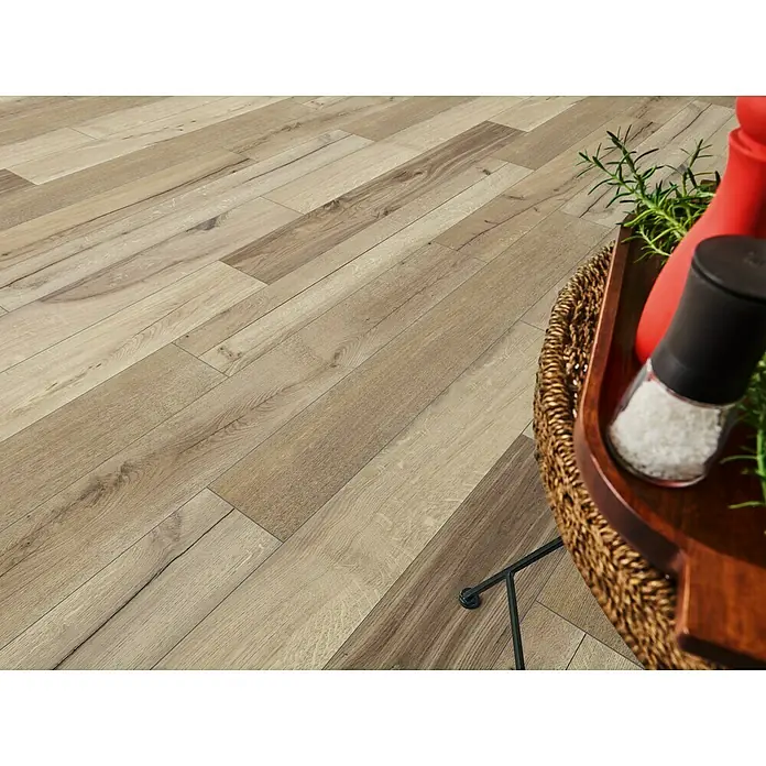LOGOCLIC Hartvinylboden ElementPro Breakwater - 1.210 x 192 x 4 mm, Landhausdiele, Breakwater - Detailaufnahme eines Fußbodens mit hellem Holzdekor, der eine warme und einladende Atmosphäre schafft.