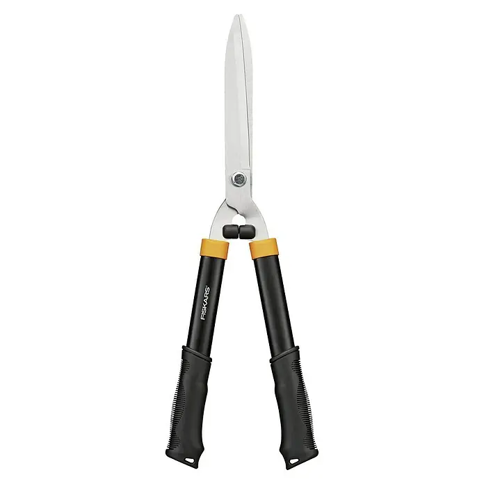 Fiskars Solid HeckenschereLänge: 55 cm - Nahaufnahme einer Fiskars-Heckenschere mit silbernen Klingen und schwarzen Griffen. Ideal für präzise Gartenarbeit.