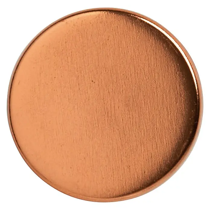 Zeller Present Magnet-Set Extrastark - Rosegold, Gesamtstückzahl: 4 - Nahaufnahme einer runden, polierten Kupferscheibe mit feiner Textur auf schwarzem Hintergrund.