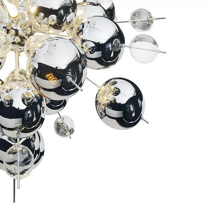Näve Pendelleuchte Explosion - Höhe: 150 cm, Chrom - Nahaufnahme einer modernen Molekularkugel-Pendelleuchte mit Chromkugeln und klaren Akzenten, die ein elegantes und futuristisches Design zeigt.