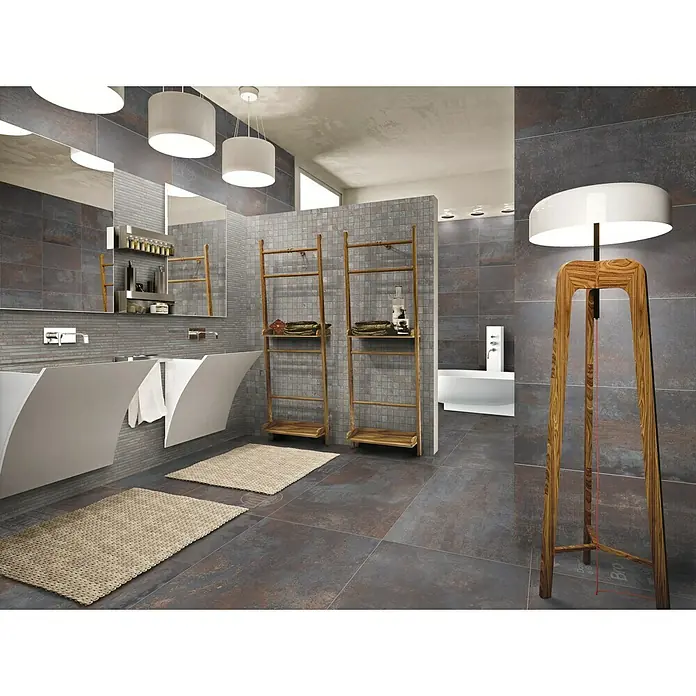Feinsteinzeugfliese Flatiron - 60 x 120 cm, Silber, Matt - Elegante Badezimmeransicht mit einem modernen Holzfußbodenlampe, Waschbecken und Regalen.