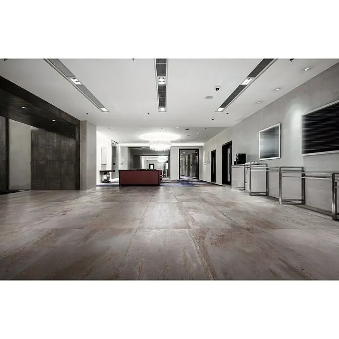 Feinsteinzeugfliese Flatiron - 60 x 120 cm, Silber, Matt - Elegantes Hotelfoyer mit polierten Travertinböden. Der Bodenbelag verleiht dem Raum Wärme und Eleganz und sorgt für ein einladendes Ambiente.