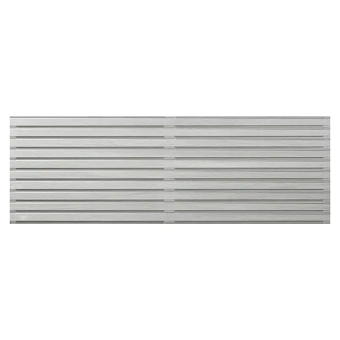 Wandfliese Spa Perla Dekor - 30 x 90 cm, Grau, Matt - Nahaufnahme einer eleganten, horizontalen, geriffelten Wandpaneele in einem hellen Farbton, ideal für moderne Innenräume.