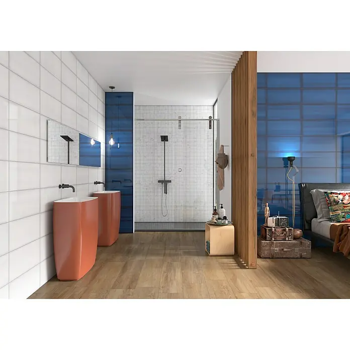 Decocer by Cinca Glow Wandfliese - 25 x 55 cm, Weiß, Glänzend - Ein modernes Badezimmer mit freistehenden, korallfarbenen Waschbecken, weißen und blauen Fliesen, sowie einer begehbaren Dusche.
