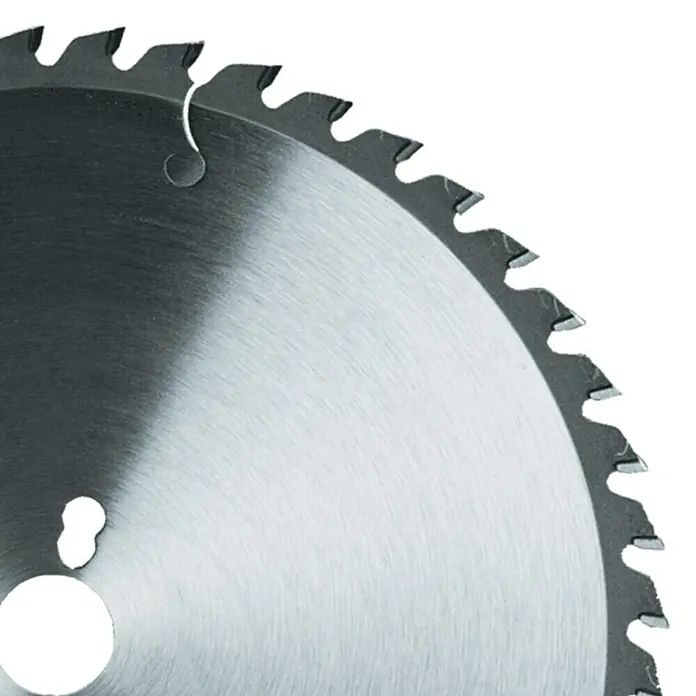 Scheppach Disco de sierra - 216 mm, Orificio: 30 mm, 40 ud. - Primer plano de una hoja de sierra circular con dientes afilados, ideal para cortar madera y otros materiales.