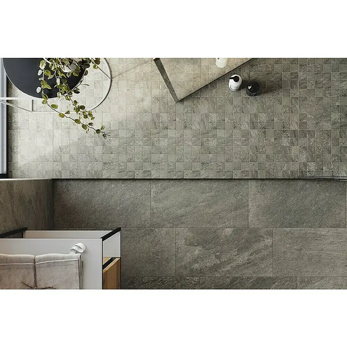 Atlas Concorde Solution Regent Feinsteinzeugfliese Grey - 30 x 60 cm, Grau, Matt - Ein modernes Badezimmer mit grauen Fliesen in verschiedenen Größen und Mustern. Das Design ist minimalistisch und stilvoll gehalten.