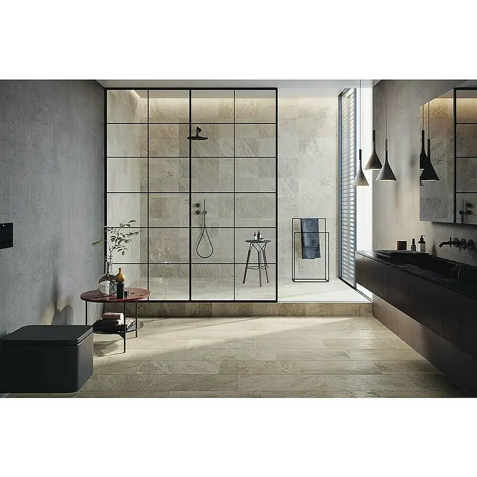 Atlas Concorde Solution Regent Feinsteinzeugfliese Ivory - 30 x 60 cm, Beige/Braun, Matt - Elegantes Badezimmer mit begehbarer Dusche mit schwarzem Rahmen, Waschtischunterschrank und modernen Pendelleuchten für ein stilvolles Ambiente.