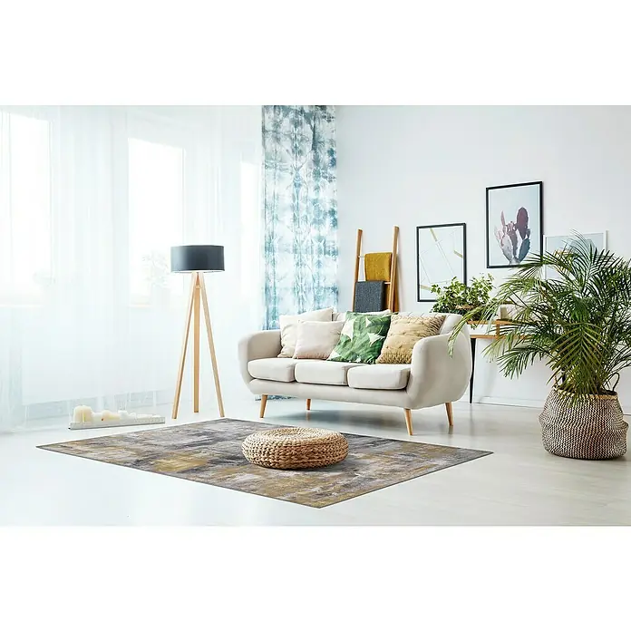 Alfombra de pelo corto Prima - Gris/Amarillo, 230 x 160 cm, 100 % poliéster - Idea de diseño interior con una alfombra abstracta en tonos de gris y dorado que añade un toque de estilo moderno a una sala de estar luminosa y aireada.