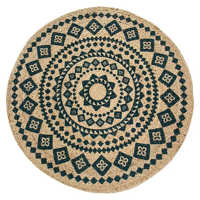 Juteteppich Mamda - Natur/Schwarz, Durchmesser: 80 cm, 100 % Jute - Ein runder Teppich aus Jute mit einem blauen, dekorativen Muster auf einem schwarzen Hintergrund.