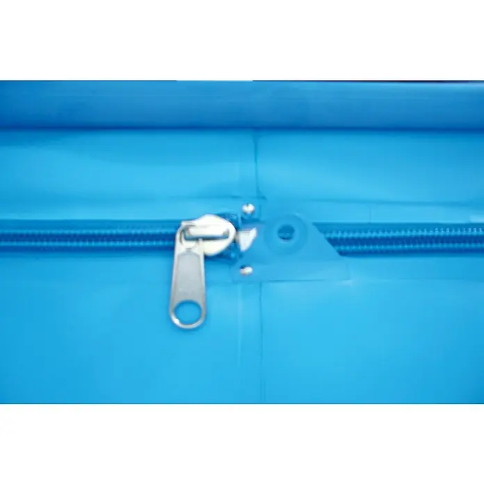 myPool Pool-Abdeckplane Safetop - Stärke: 0,6 mm, 500 x 300 cm - Nahaufnahme eines blauen Koffers mit silbernem Reißverschluss. Ideal für Reisen, schützt Kleidung und Gegenstände sicher.
