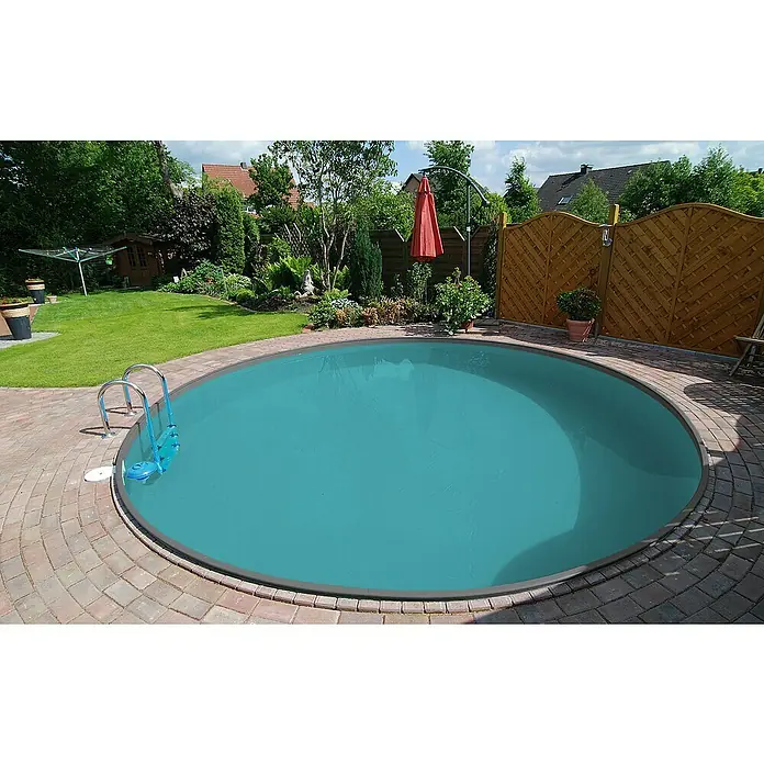 myPool Premium Stahlwand-Pool - Ø x H: 450 x 150 cm, Weiß/Grau, 23.000 l - Nahaufnahme eines runden Aufstellpools mit türkisfarbenem Wasser, umgeben von einem gepflasterten Bereich und üppigem Grün.