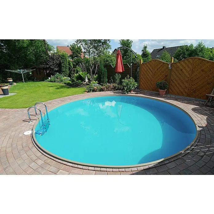 myPool Premium Stahlwand-Pool - Ø x H: 500 x 120 cm, Weiß/Sand, 22.000 l - Dieser ebenerdige Pool mit Ziegelumrandung und Leiter bietet eine entspannende Möglichkeit, die Sonne zu genießen. Der Pool ist von einem gepflegten Garten umgeben.