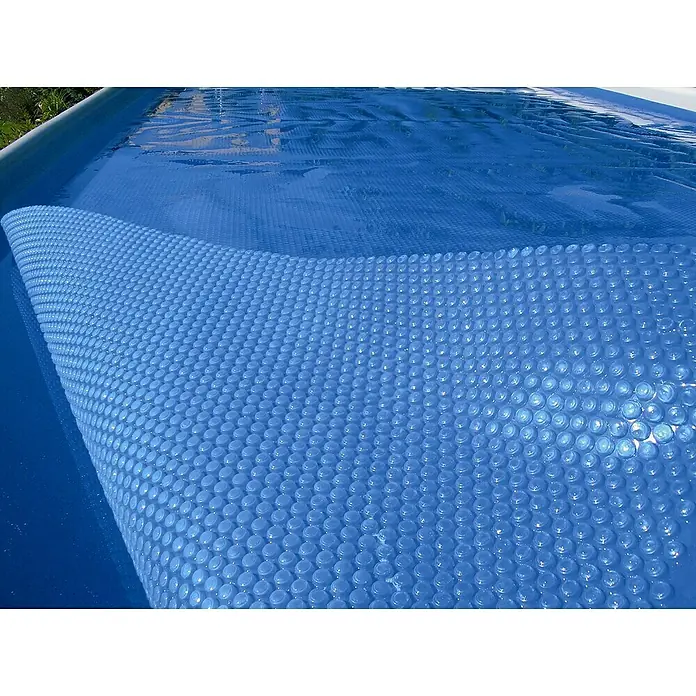 myPool Pool-Abdeckplane - Stärke: 300 µm, Durchmesser: 400 cm, Kunststoff - Nahaufnahme einer blauen Poolabdeckung mit Luftpolsterfolie, die auf einem Schwimmbad liegt und die Wärme speichert.