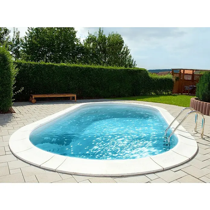 myPool Premium Stahlwand-Pool OvalbeckenL x B x H: 700 x 350 x 120 cm, Weiß/Sand, 24.000 l - Ovaler Pool mit Leiter und weißen Randsteinen in einem Garten.