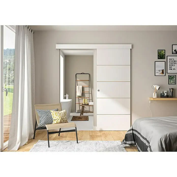 Optimum Schiebetür-Komplettset Optirail - 83 x 204 cm, Weiß, Wabe - Moderne Schiebetür mit weißem, horizontal geteiltem Design. Sie grenzt ein Badezimmer ab und verleiht dem Raum einen stilvollen Touch.