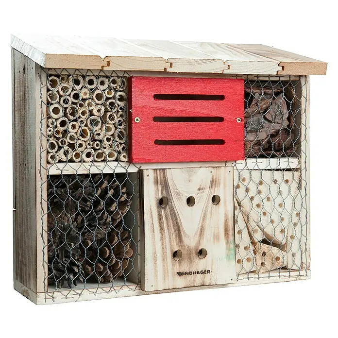 Windhager Insektenhotel Zur Linde - 30 x 13,5 x 27 cm, Naturbraun/Rot - Ein hölzernes Insektenhotel mit verschiedenen Füllungen und einem roten Akzent, ideal für den Garten.
