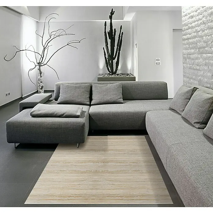 Alfombra de bambú Cool - Yeso, 200 x 50 cm - Un espacio de estar elegante con una alfombra moderna que complementa el sofá gris y la decoración minimalista.