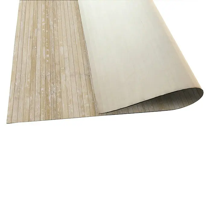 Alfombra de bambú Cool - Yeso, 200 x 50 cm - Primer plano de un rollo de suelo vinílico con aspecto de madera, que ofrece una solución elegante y práctica para cualquier habitación.