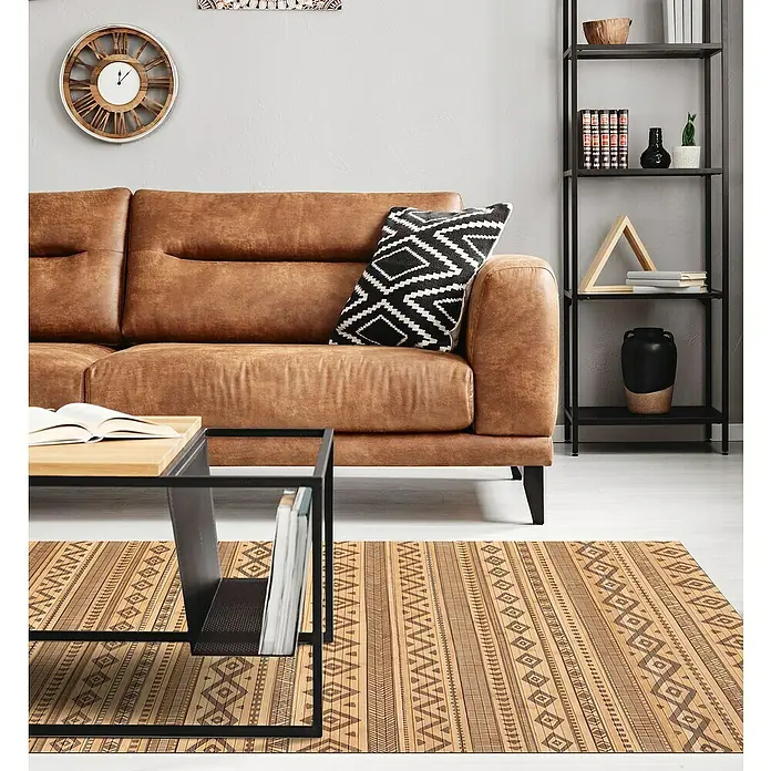 Alfombra de bambú Etnic - Natural/Negro, 90 x 60 cm - Acogedora sala de estar con sofá de cuero marrón, alfombra estampada y estantería negra.