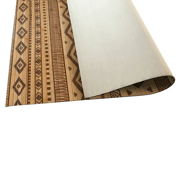Alfombra de bambú Etnic - Natural/Negro, 180 x 120 cm - La estera de bambú con un patrón étnico en tonos marrones está enrollada, mostrando su dorso de color claro.