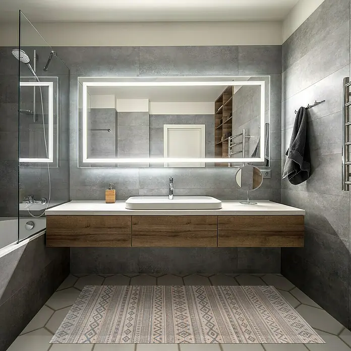 Alfombra de bambú Etnic - Blanco/Gris, 150 x 80 cm - Moderno baño con espejo iluminado sobre un mueble de madera y alfombra estampada.