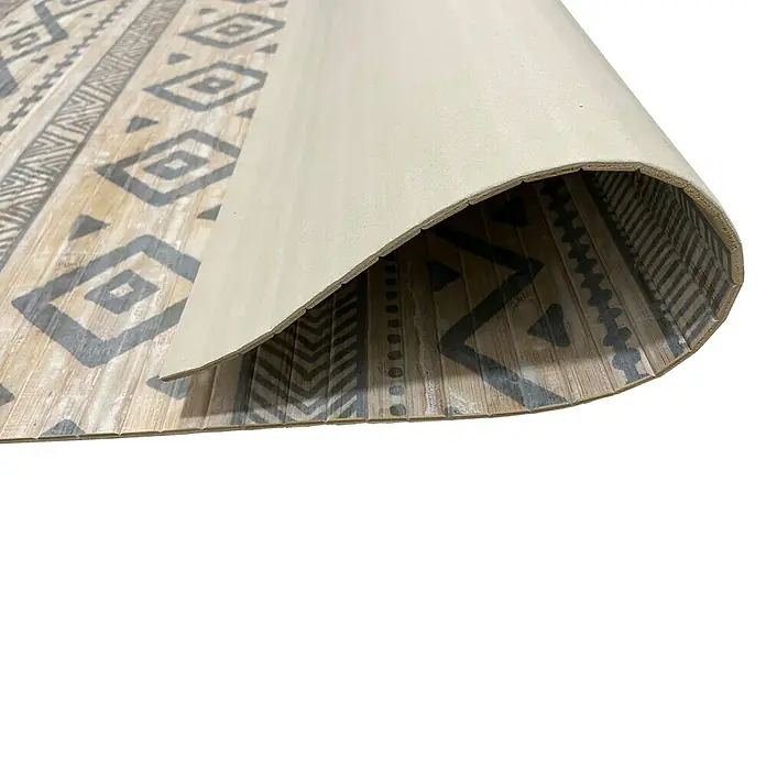 Alfombra de bambú Etnic - Blanco/Gris, 150 x 80 cm - Primer plano de una esterilla de bambú estampada con un reverso beige claro, enrollada para mostrar su textura.