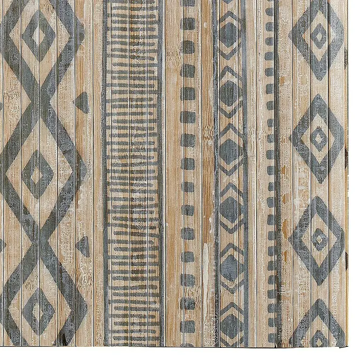 Alfombra de bambú Etnic - Blanco/Gris, 150 x 80 cm - Vista detallada de un panel decorativo de pared de madera con patrones geométricos en tonos grises y marrones.