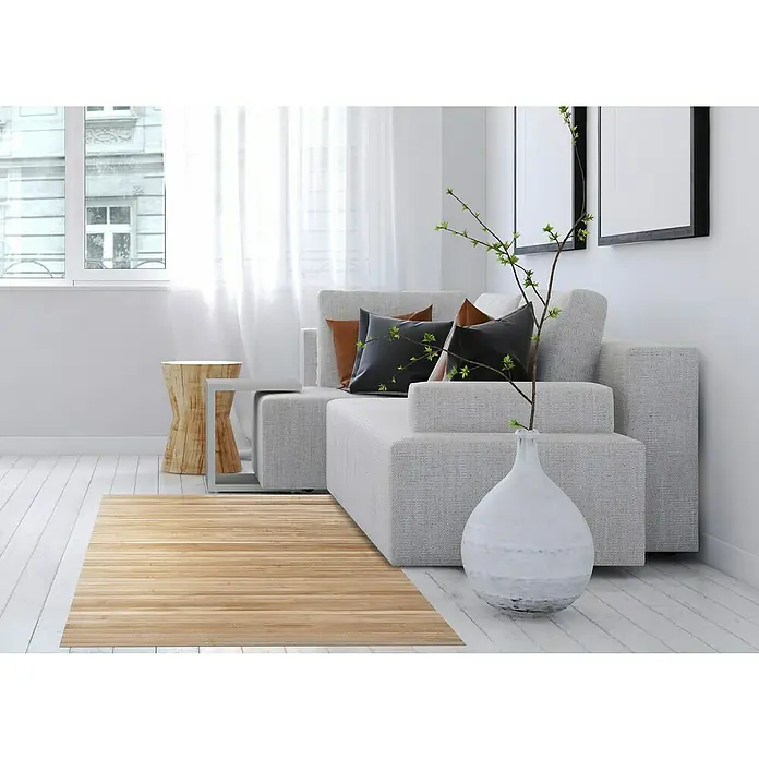 Alfombra de bambú Cool - Natural, 140 x 50 cm - Una sala de estar luminosa con un moderno sofá gris, cojines decorativos y una elegante alfombra de listones de madera. Perfecto para una decoración elegante.