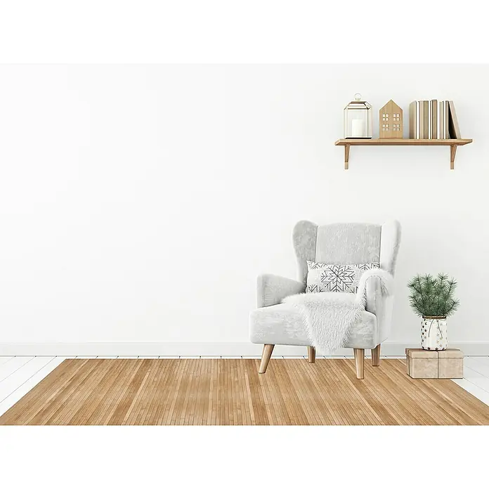 Alfombra de bambú Cool - Natural, 140 x 50 cm - Rincón de lectura acogedor con una elegante butaca orejera, adornada con un cojín y una manta, junto a una planta. Un ambiente cálido y elegante.