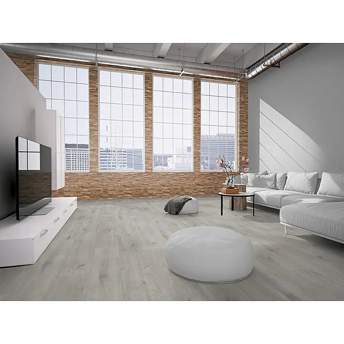 Indo Wandpaneel 3D Wall Nature - 500 x 200 x 18 mm - Wohnzimmer mit stilvollem Bodenbelag, weißem Sofa und großen Fenstern, die viel Tageslicht hereinlassen. Der Bodenbelag ist ein echter Hingucker!