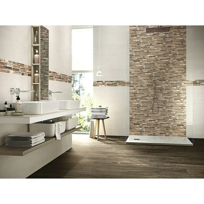 Harmonie by Palazzo Feinsteinzeugfliese - 14,5 x 90 cm, Mahagoni, Matt - Helles Badezimmer mit Doppelwaschbecken, Holzboden und Mosaikfliesen in der Dusche für ein modernes und elegantes Design.