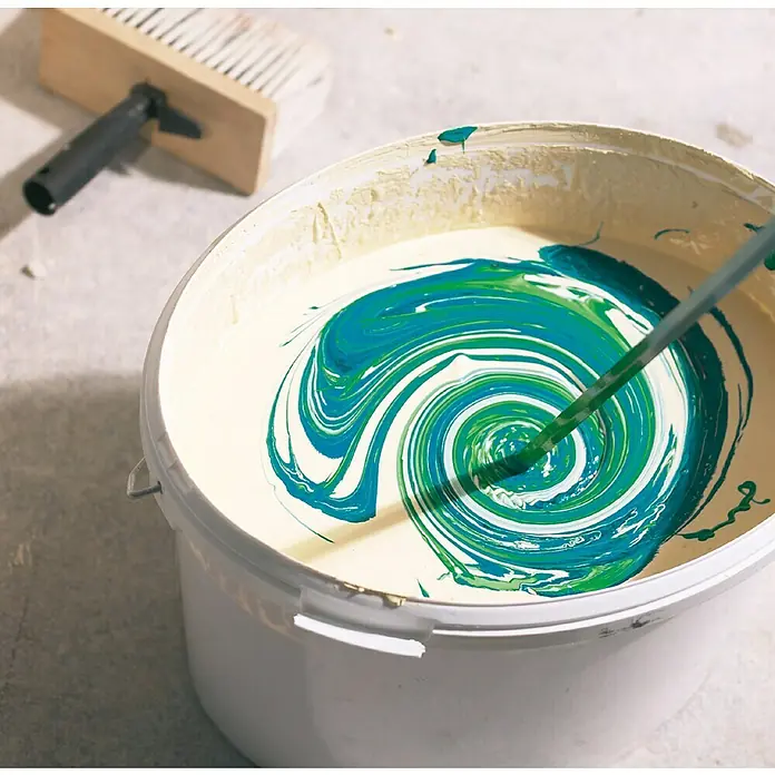 Collomix Varilla mezcladora manual FM 80 S - 400 mm, Diámetro paleta de mezcla: 80 mm - Un cubo de pintura blanca con azul y verde mezclados, creando un tono único. Ideal para proyectos creativos y de decoración.