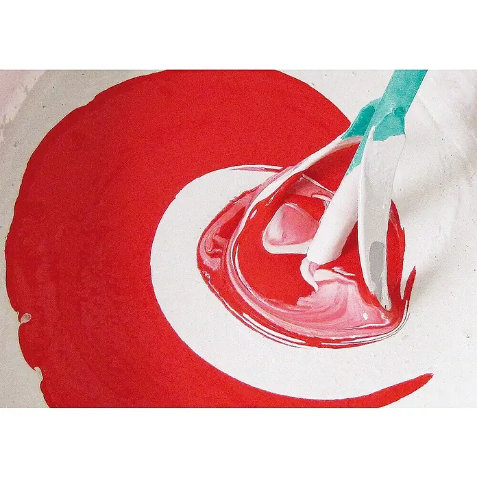 Collomix Varilla mezcladora manual FM 80 S - 400 mm, Diámetro paleta de mezcla: 80 mm - Primer plano de pintura roja mezclada con blanco, los colores vibrantes y los patrones arremolinados crean una composición dinámica.