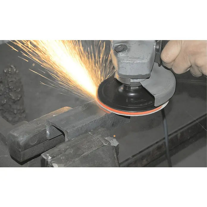 Gummischleifteller - Durchmesser: 125 mm, Durchmesser Schaft: 8 mm - Winkelschleifer in Aktion, der beim Schleifen von Metall einen Funkenregen erzeugt, mit einem sicheren Schutzschild.