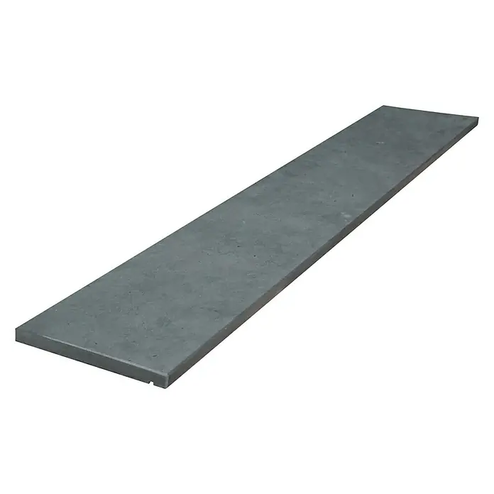 Fensterbank Fossil Riff - 113 x 30 x 2 cm, Anthrazit, Naturstein - Diese Aufnahme zeigt eine graue Trittstufe aus Beton, die sich perfekt für Außentreppen oder Gartenwege eignet. Die Stufe ist robust und langlebig.