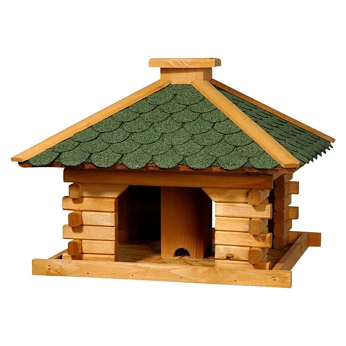 Dobar Vogelhaus Rustikal - 50 x 50 x 38 cm, Holz, Naturbraun/Grün - Das Bild zeigt ein hölzernes Vogelhaus mit grünem Schindeldach und einem kleinen Schornstein. Es steht auf einem schwarzen Hintergrund.