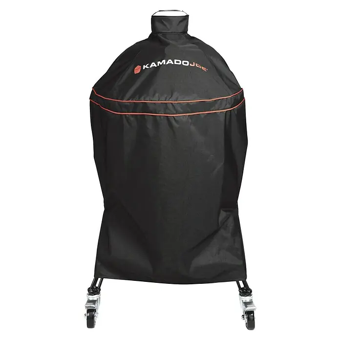 Kamado Joe Grill-Schutzhülle - Passend für: Kamado Joe Holzkohlegrill Classic - Ein Kamado Joe Grill, der mit einer schwarzen Abdeckung versehen ist, die mit roten Zierleisten akzentuiert ist und auf einem Wagen mit Rädern steht.