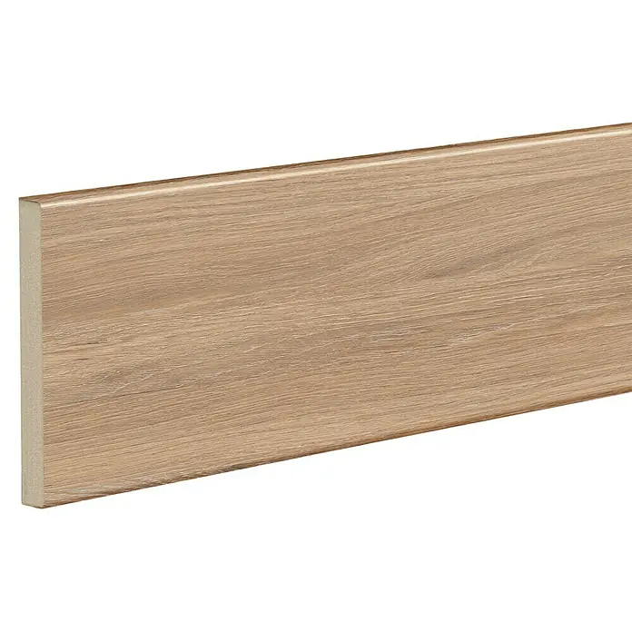 Solid Elements Tapeta para armario Roble Urban - 275 x 8 cm, Espesor de pared: 12 mm, Roble Urban - La imagen muestra un zócalo de madera con un aspecto de madera clara. Tiene un diseño elegante y moderno, perfecto para cualquier habitación.