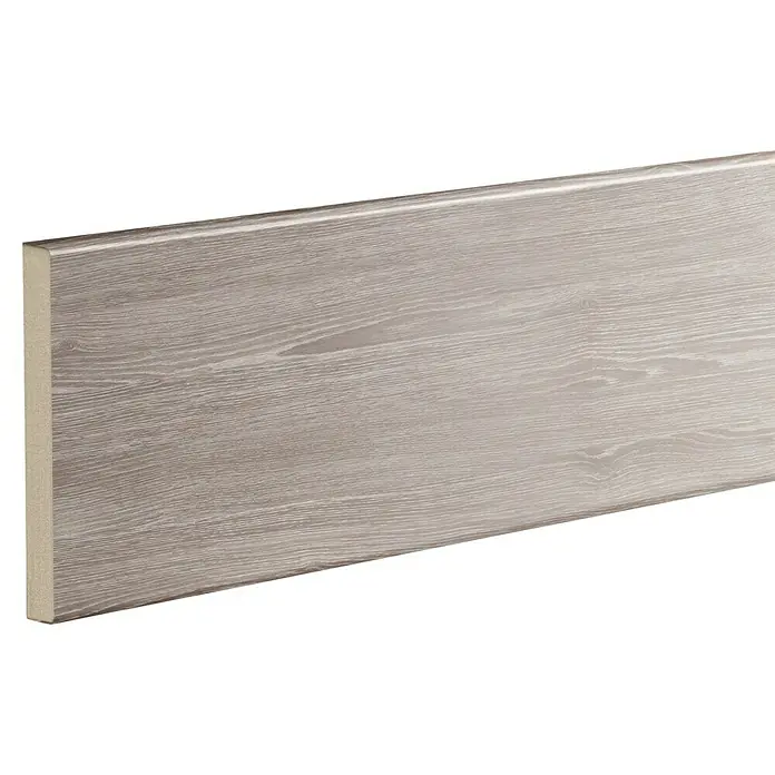 Solid Elements Tapeta para armario Roble Finlandés - 275 x 8 cm, Espesor de pared: 10 mm - Primer plano de un zócalo gris con un patrón de vetas de madera, ideal para un diseño de habitación elegante y como elemento decorativo.