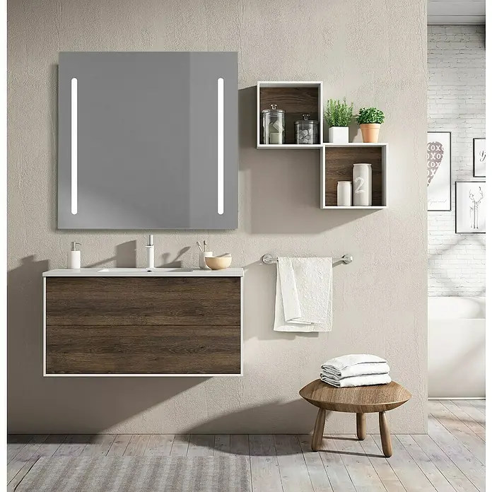Espejo con luz Eco Twoled - 80 x 80 cm - Elegante interior de baño con mueble de lavabo con aspecto de madera, espejo iluminado y estantes de pared decorativos para un ambiente estiloso.