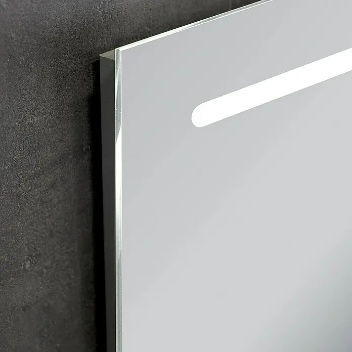 Conjunto de mueble de baño Danubio con lavabo Spectra - Blanco/Roble, 3 pzs. - Detalle de un espejo moderno con iluminación integrada, montado en una pared oscura. El elemento de luz añade un toque elegante.