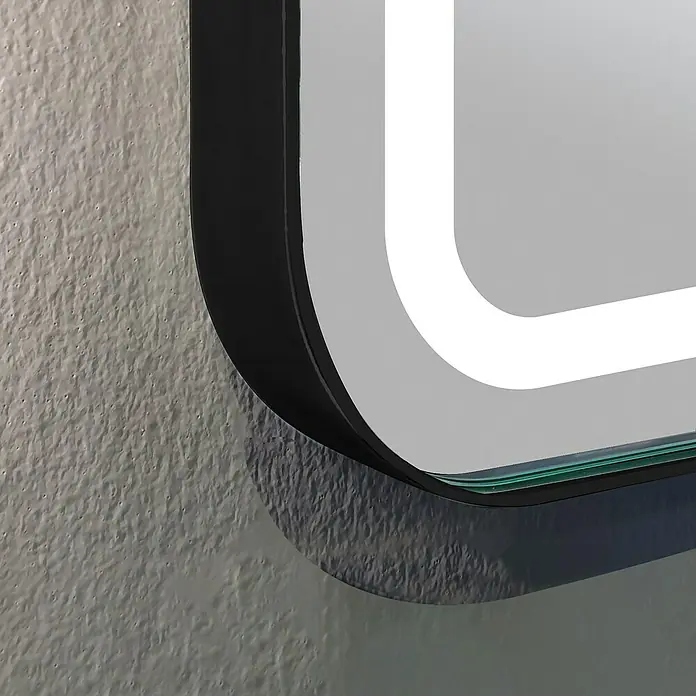 Espejo con luz Ogun - 80 x 80 cm, Negro, Bombillas y tubos - Primer plano de un espejo iluminado con LED con esquinas redondeadas y un elegante marco negro, montado en una pared texturizada.