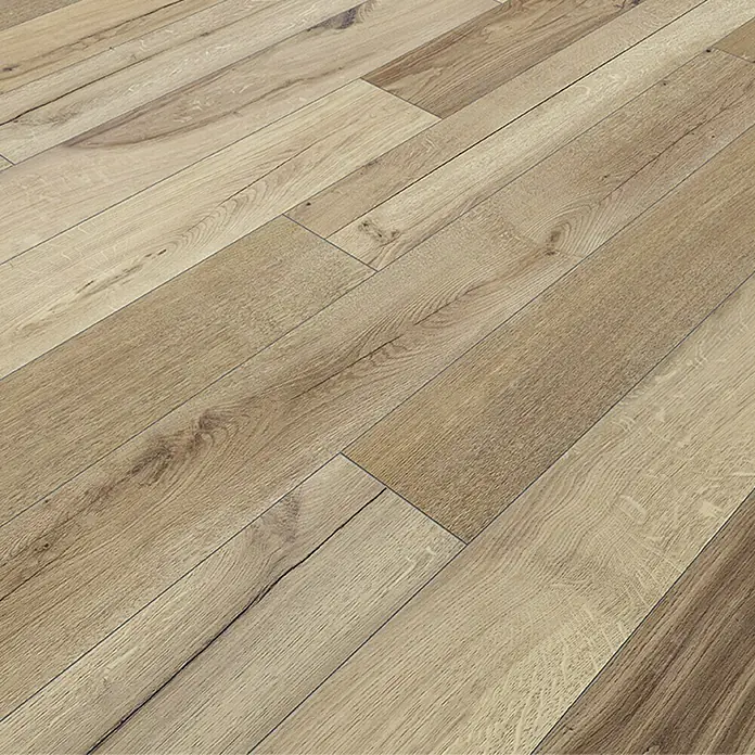 LOGOCLIC Hartvinylboden ElementPro Breakwater - 1.210 x 192 x 4 mm, Landhausdiele, Breakwater - Detailaufnahme eines modernen Laminatbodens in warmen Holztönen, verlegt im versetzten Verband. Natürliche Holzoptik und robuste Oberfläche.