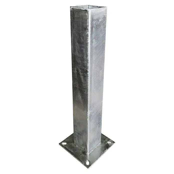 Dioco Base para poste - L x An x Al: 5 x 5 x 33 cm, Plateado - Primer plano de un poste cuadrado de metal plateado montado en una placa metálica con agujeros para pernos para una fijación segura.