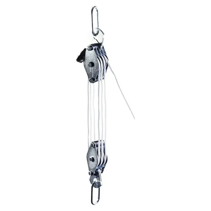 Polea elevadora - Carga soportada: 180 kg - Un cabrestante de cuerda con herrajes plateados y una cuerda blanca que pasa por las poleas. Ideal para levantar cargas pesadas con mínimo esfuerzo.