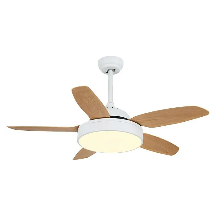 Arte confort Ventilador de techo Mykonos - Madera clara, 132 cm, 33 W, Blanco cálido - Primer plano de un ventilador de techo blanco con palas de madera e iluminación integrada.