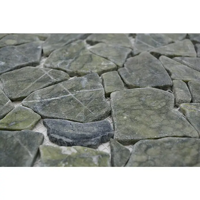 Mosaikfliese Uni CIOT 407 - 31,5 x 31,5 cm, Grau/Grün, Matt - Nahaufnahme von natürlich geformten, grünen Steinfliesen mit einzigartigen Mustern, ideal für Boden- oder Wandbeläge.