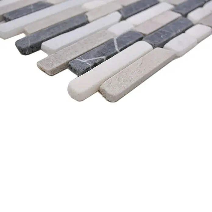 Mosaikfliese MOS BRICK 1125 - 32,2 x 30,5 cm, Grau/Schwarz, Matt - Nahaufnahme eines Mosaiks aus länglichen Steinen in Grau- und Weißtönen, ideal für Wand- und Bodengestaltung.
